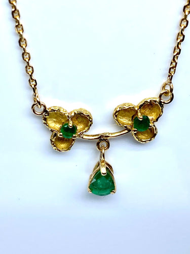 18K黄金三叶吊坠项链，镶嵌祖母绿 