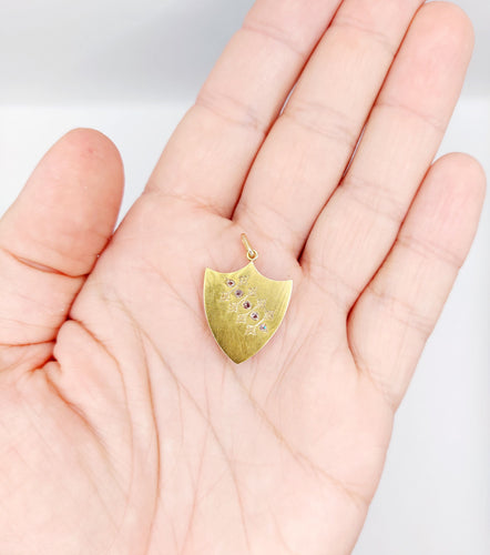 Pendentif Pendentif écusson antique or jaune finement ciselé et diamants 58 Facettes A05607