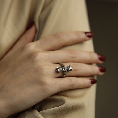 Bague 55 Bague ancienne vers 1930 en or gris 18K et platine avec 3 diamants taille ancienne - Taille 55 58 Facettes FB09772