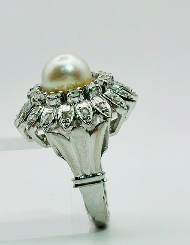 Bague Bague en or blanc avec perle centrale et diamants – Motif floral 58 Facettes 50277