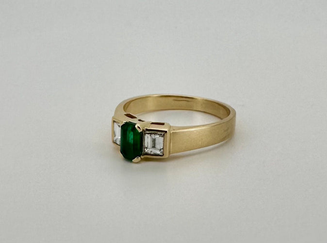 Bague 57 Bague or jaune, émeraude et diamants 58 Facettes