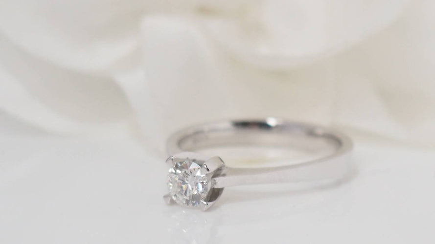 Bague 55 solitaire en or blanc et diamant 0,41 ct Certifié 58 Facettes 31816