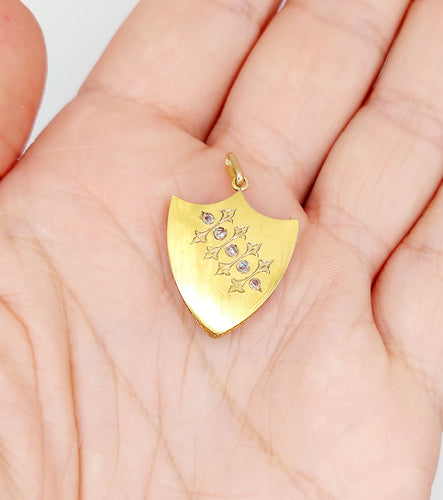 Pendentif Pendentif écusson antique or jaune finement ciselé et diamants 58 Facettes A05607