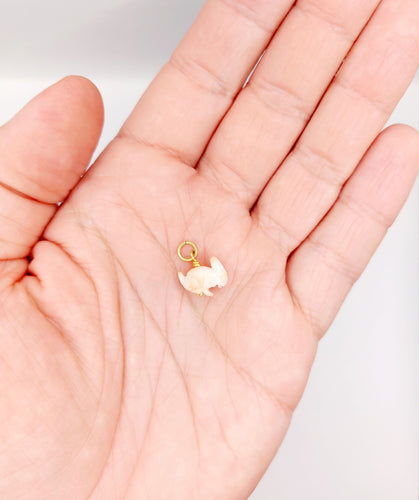 Pendentif Petit pendentif lapin gravé or jaune, corail (circa 1920) 58 Facettes A05359