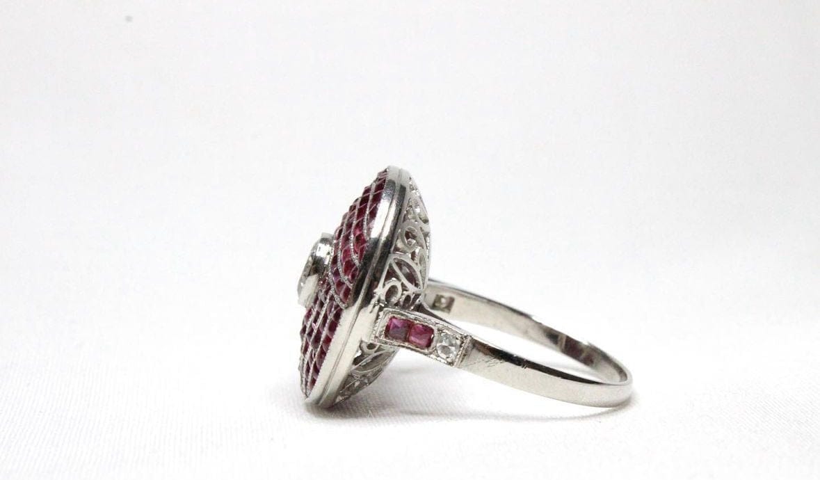 Bague 57 Art deco style ring in platinum with diamonds and cabochon rubies. 58 Facettes
