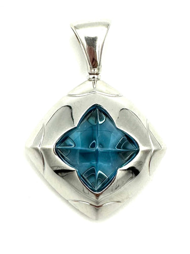 Pendentif BVLGARI. Collection "Pyramide", pendentif or blanc 18K et topaze 58 Facettes