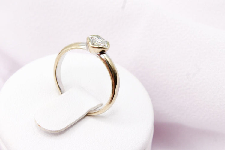 Bague 50 Bague solitaire fleur en or blanc et diamant 0,10 ct 58 Facettes 240183