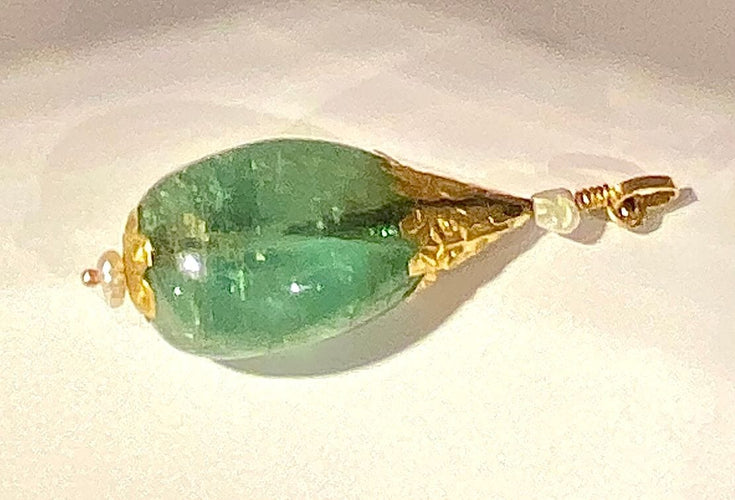 Pendentif Pendentif en or jaune orné d’une importante émeraude et de perles 58 Facettes AB479