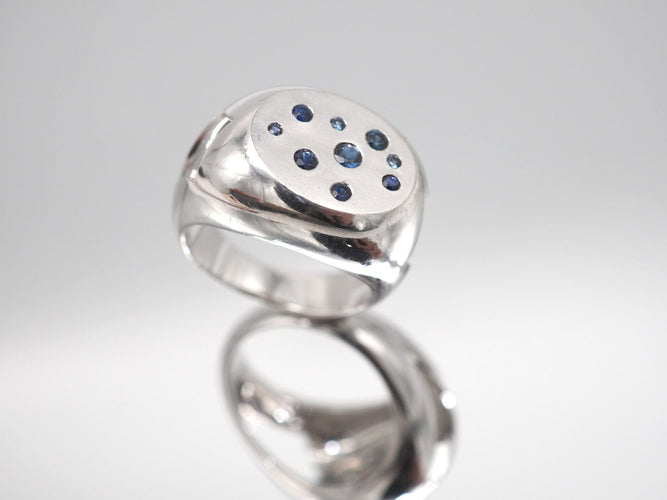 Pierścionek z białego złota z szafirem