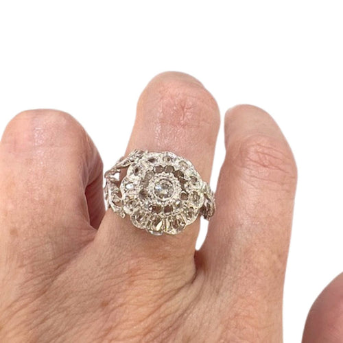 Bague 53.5 Bague de style Art Déco en or blanc avec diamants 58 Facettes Q256B