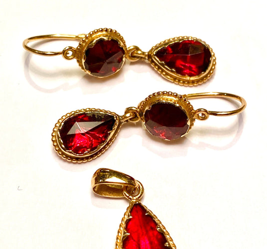 Boucles d'oreilles Parure pendentif et boucles d’oreilles en or jaune, grenat, vers 1850 58 Facettes AB640