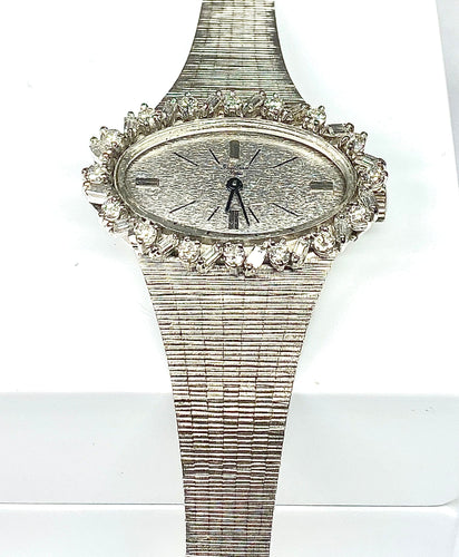 Montre Montre de dame en or blanc 18 carats en diamants ronds et baguettes. Signée PAILLARD PARIS 58 Facettes AB208