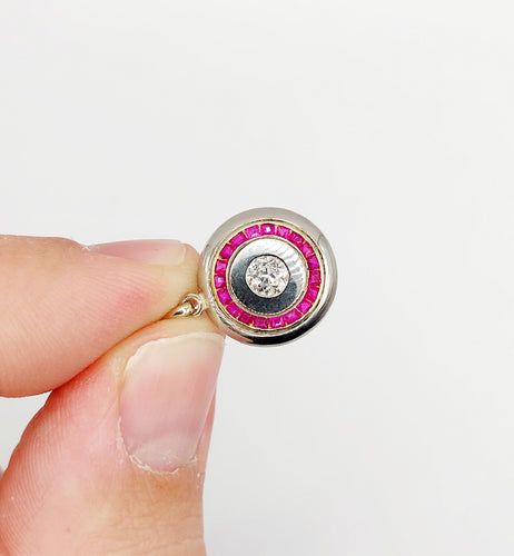 Pendentif Pendentif cible art deco or 18k et platine, diamant taille ancienne et rubis synthétiques calibrés (circa 1920) 58 Facettes A05895