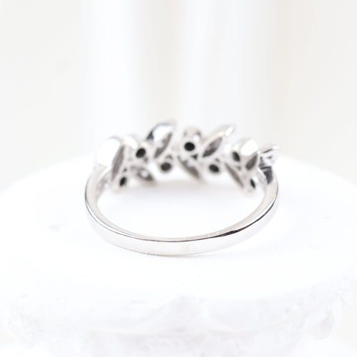 Vegetabilsk ring med briljantslipte diamanter i 18 karat hvitt gull 