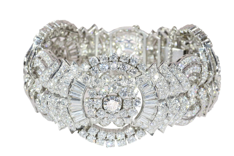 Bracelet Bracelet architectural des années cinquante, serti de diamants et au design sculptural audacieux 58 Facettes 25325-0281