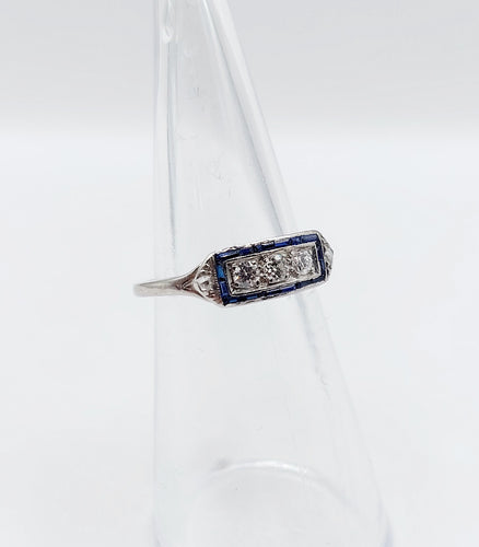 Bague 49 Bague jarretière art déco, platine diamants et saphirs calibrés 58 Facettes A02496