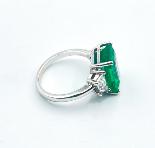 Bague 52 Bague exceptionnelle émeraude et diamants trapèzes 58 Facettes