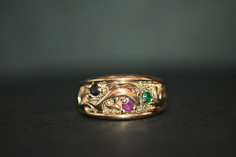 52 Bague en or sertie de pierres précieuses 58 Facettes