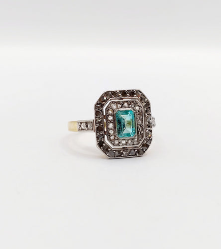 Ring Art Deco i 18k guld och Platina, smaragd och rosenstensslipade diamanter 