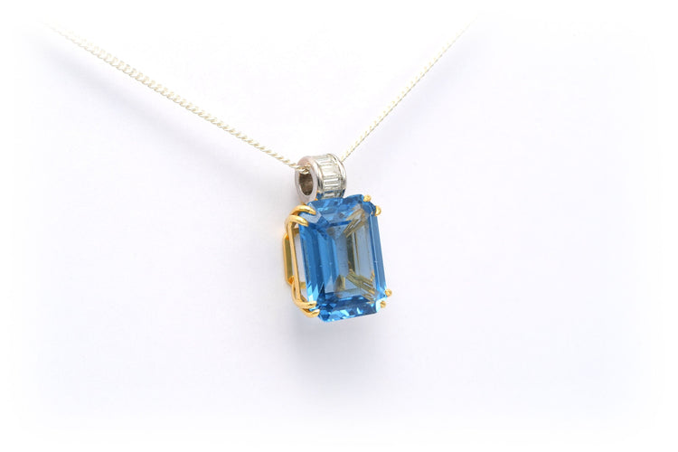 Pendentif Pendentif contemporain en or jaune serti d’une topaze bleu suisse et de diamants 58 Facettes 17864