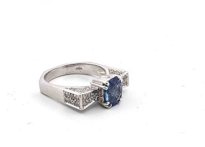 Bague 54 Bague vintage en or blanc avec un saphir central et des diamants environnants 58 Facettes