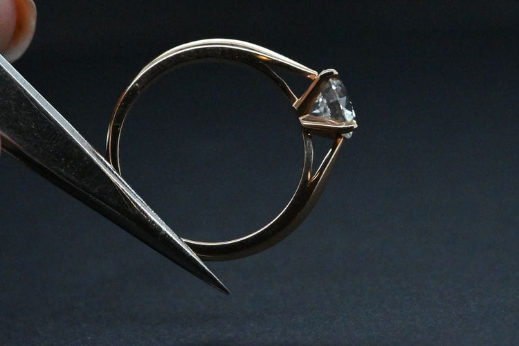 Bague 53 Solitaire en or rose serti d'un diamant 58 Facettes