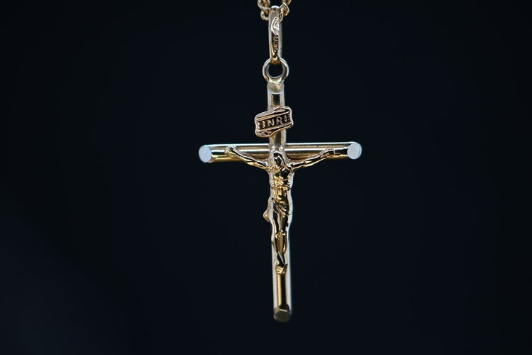 Pendentif Pendentif Christ en Croix en or 18 carats 58 Facettes