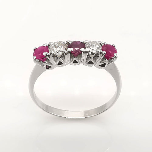 Bague 54 Bague en or 18 carats, rubis et diamants 58 Facettes