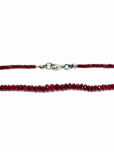 Collier Collier de perles en rubis avec fermoir en argent 58 Facettes