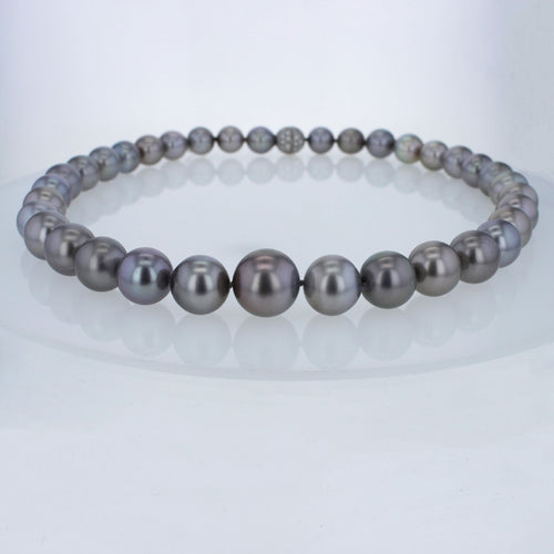 Collier Un collier Tahiti en chute avec un fermoir brillants. 58 Facettes 001.41425