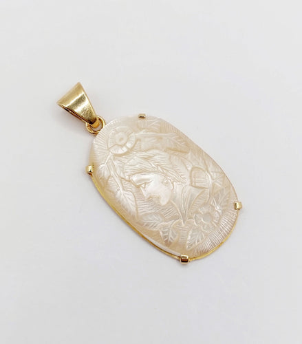 Pendentif Pendentif vintage or jaune ornée d'une plaque de nacre 58 Facettes A04713