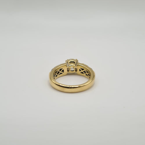 Bague 54 Bague or jaune, diamant rond et diamants baguettes 58 Facettes