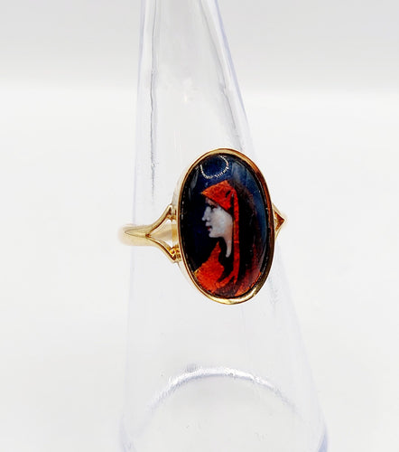 Bague 53 Bague Art Nouveau Limoges or jaune, plaque émaillée à la jeune fille (circa 1910) 58 Facettes A06387