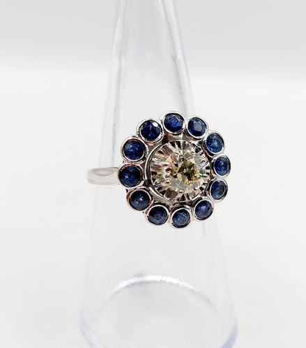 Ring Margriet Art Deco witgoud, oude slijpvorm diamant 0,65 karaat en saffieren 