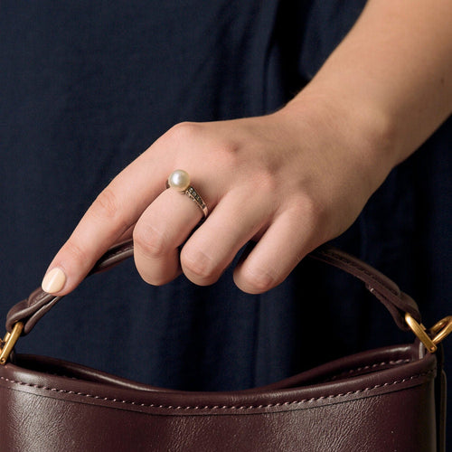 Bague 54 Bague en or blanc, perle blanche de culture et diamants 58 Facettes DAX0008