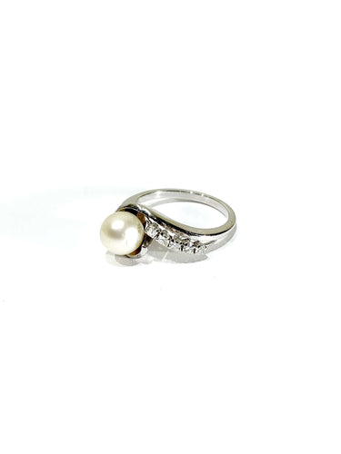 Bague 52 Bague en or blanc, perle et diamants 58 Facettes