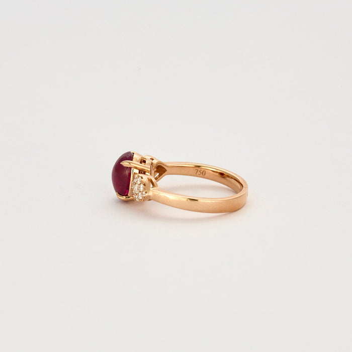 Anillo de oro rosa con rubíes y diamantes