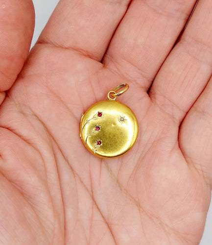 Pendentif porte-photo or jaune, pierre rouge et perle (circa 1900) 58 Facettes A06217