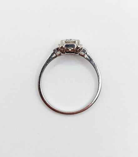 Bague 53 Bague solitaire Art déco en platine, diamant 0,80 carat et diamants baguettes 58 Facettes A06520