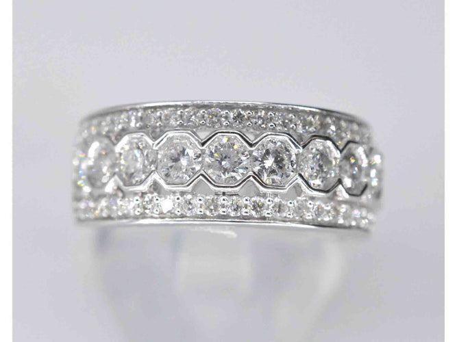 Bague 54 Bague pavée en or blanc avec diamants 58 Facettes 2045