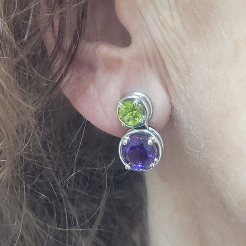 Boucles d'oreilles Boucles d'oreilles en or blanc 18 carats, améthyste et péridot 58 Facettes PE836