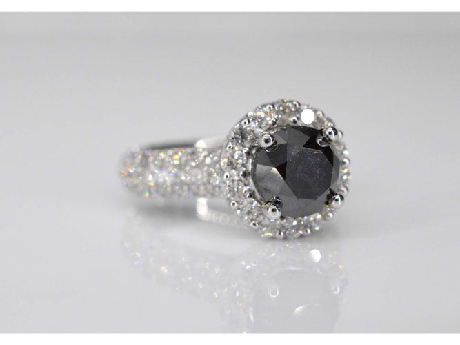 Bague 54 Bague entourage en or blanc avec gros diamants et un diamant noir 58 Facettes 2049