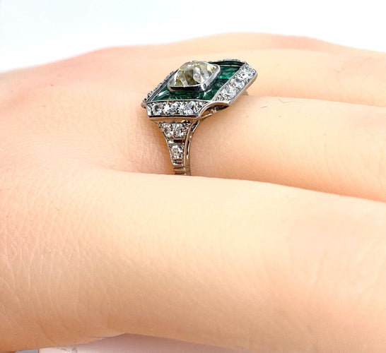 Art Deco cushion ring in platinum and diamonds, emeralds 