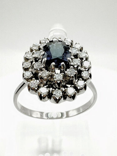 Bague 58 Bague en or blanc sertie d'un saphir bleu foncé et d'un halo de diamants. 58 Facettes 50354