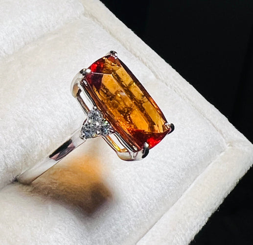 Gullring, Spessartitt-granat på 6,40 ct, 6 diamanter