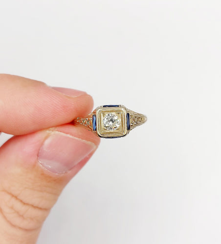 Bague 55.5 Bague chevalière Art Déco or blanc, diamant taille ancienne et saphirs calibrés (circa 1927) 58 Facettes A06084