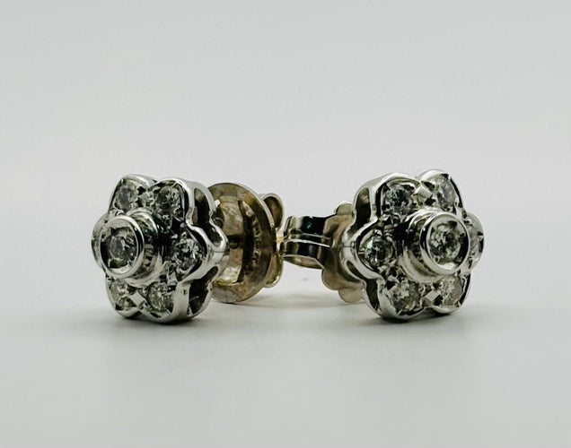 Boucles d'oreilles Boucles d'oreilles florales en or blanc avec diamants 58 Facettes 50294