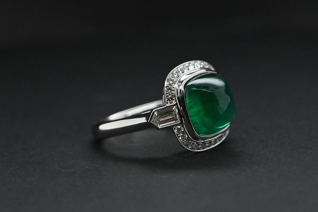 Witgouden ring met smaragd en diamant