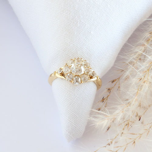 Eski pırlantalarla süslenmiş sarı altın vintage rozet yüzük 