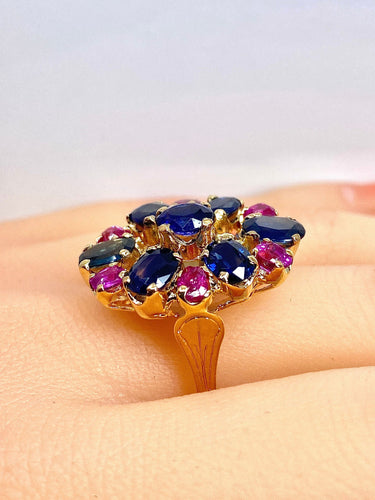 54 Importante bague or jaune, 7 saphirs et 6 rubis 58 Facettes AB454